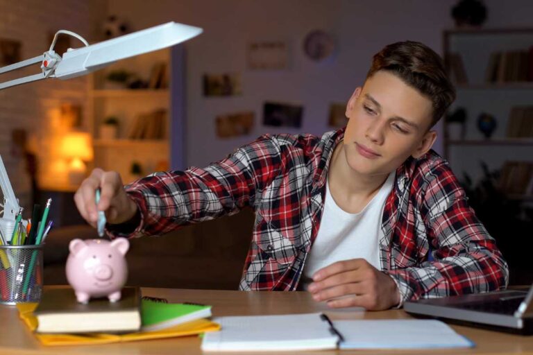 Educação financeira para jovens: o que ninguém ensina na escola Educação financeira para jovens: o que ninguém ensina na escola