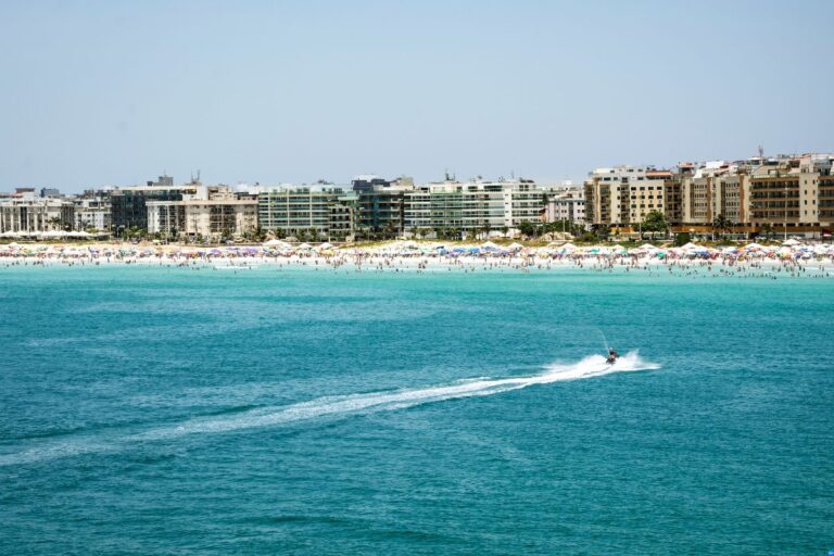 Além do Turismo: Como uma Casa de Temporada Transforma sua Viagem a Cabo Frio Aluguel de casa temporada em cabo frio
