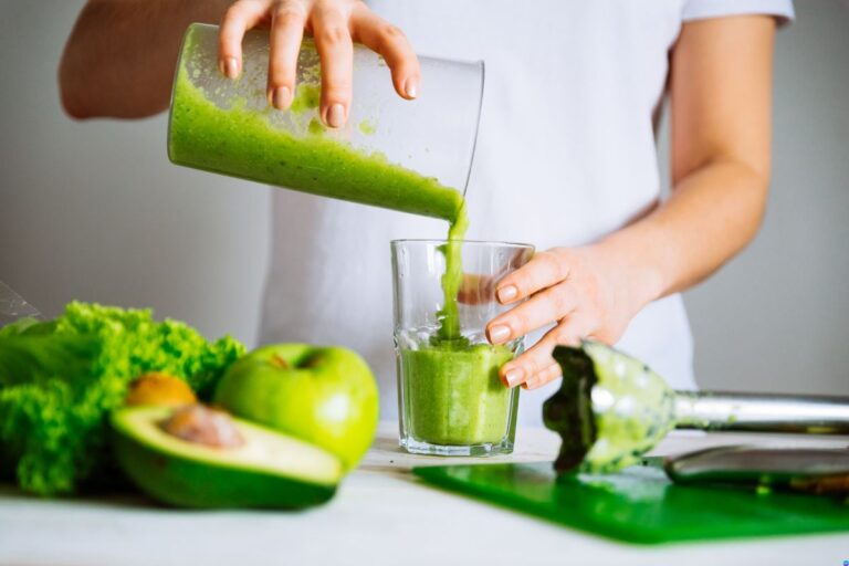 5 Bebidas Detox Simples para Incluir na Sua Rotina Matinal Bebidas Detox Simples