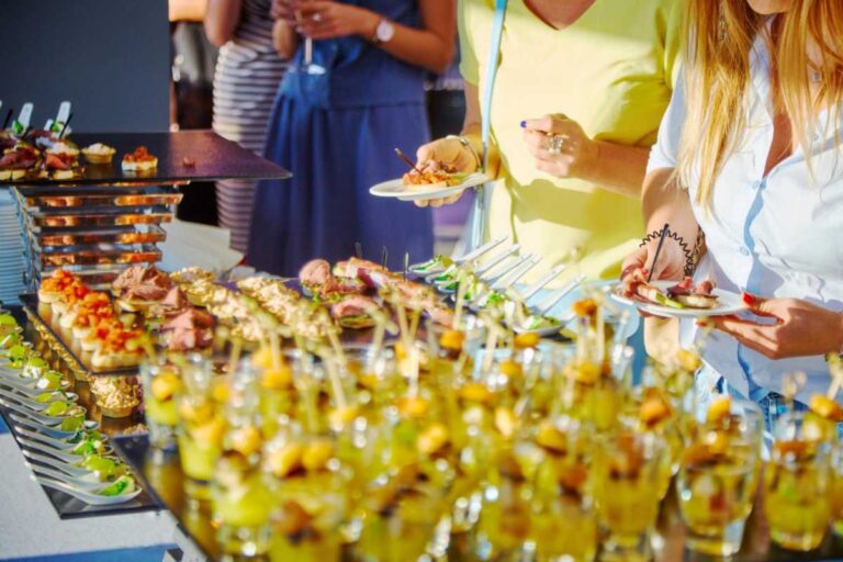 Buffet Finger Food: Conceito, Aplicações e Benefícios em Eventos Buffet Finger Food: Conceito, Aplicações e Benefícios em Eventos